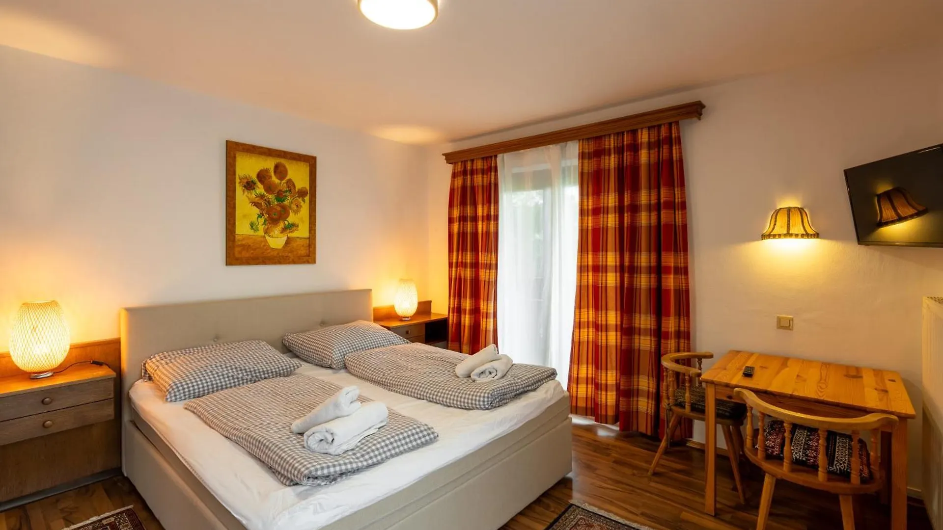 アパート Familienappartement Mit Balkon ザルツブルク オーストリア